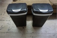 2 kitchen trashcans with lids