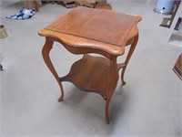 Antique Accent Table                (100)