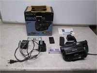 Sony Video 8 Handycam CCD-TR83 in Box
