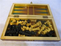 Chess set in wood box, yellow/black squares
