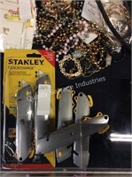 1 LOT STANLEY UTILITY KNIVES (DISPLAY)