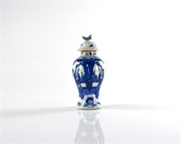 CHINESE KANGXI BLUE & WHITE PORCELAIN COVERED JAR