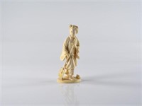 JAPANESE CARVED IVORY OKIMONO OF A LADY WITH RAKE