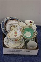 SELECTION OF TEA CUPS AND SAUCERS
