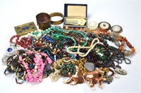Lot of assorted vintage jewellery incl. silver