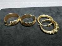 2 pair of gold earrings marked 18K weighs