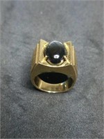 Man's 18 karat gold ring Weighs approximately