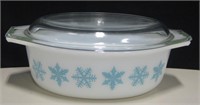Vintage 1.5 Quart Pyrex Snowflake Bowl w/ Lid