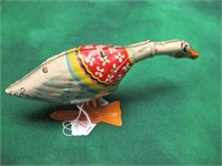 WIND UP DUCK WORKING BY UNIQUE USA  10 .5 LENGTH