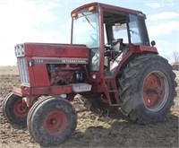 197? IH 1086 tractor w/cab, dual hubs, 2 remotes;