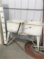 Double washtub on stand