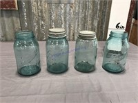 Set of 4 blue canning jars, 2 zinc lids