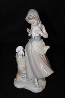Lladro "Girl with Pigeons" G-12F, 4915 Figurine