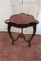 390- VINTAGE STYLE CLOVER TABLE