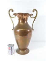 Vase en cuivre avec poignée en bronze