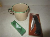 Enamel cup with pocket knives