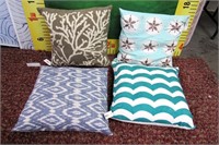 43- LOT OF 4 NEW DESIGNOR STYLE THROW PILLOWS