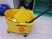 Rubbermaid Brute mop bucket (like new)