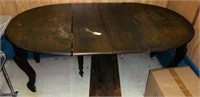Antique Walnut dining table with (6) leaves