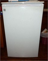 GE apartment size refrigerator
