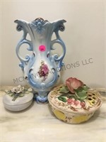 ASSSORTED PORCELAIN PIECES WITH ROSES