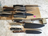 ASSORTED KNIVES WITH PYREX MEASURING CUPS