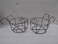 Pair of wire planters w. hearts