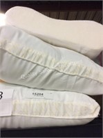 1 LOT BED PILLOWS