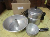 2 pressure cookers with lids