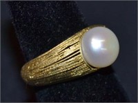 10K Gold Lady's Ring With Fresh Water Pearl