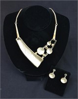 Fashion Collar Necklace With Matching Earrings