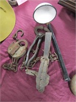 4 pcs of vintage: old padlock, animal trap,