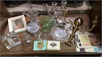 Shelf lot with 8 glass pieces, brass candelabra,