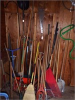 Lot # 333 - Very large Qty of garden tools: