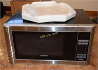 Emerson Microwave-Brand new-never used, 1.1 cubic