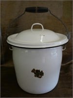 Lisk Enamel Chamber Pot with Lid and Wood Handle