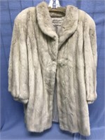 White mink coat, medium 3/4 length         (J 108)