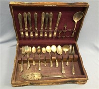 Set of flatware with wood box         (l 13)