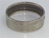 Silver (835) hinged bangle with ribbing & flowers