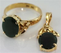 14ct yellow gold jadeite ring