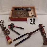 ASSORTED VINTAGE KITCHEN GADGETS