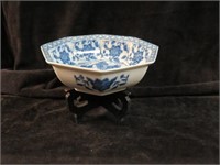 BLUE AND WHITE ORIENTAL BOWL ON STAND