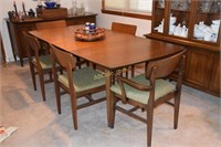 Mahogany dining table with pair of leaves