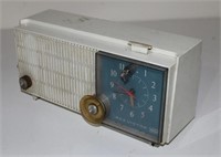 RCA VICTOR CLOCK RADIO MODEL RFD15V