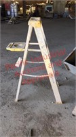 4ft. medium duty 225lb load capacity ladder