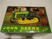 JOHN DEERE 420 CRAWLER 1/16 SCALE NIB