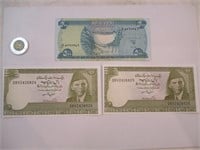 3 billets bancaires, 2 du Pakistan