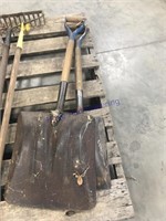 2 short-handle shovels