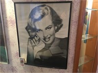 LARGE FRAMED MARILYN MONROE PICTURE