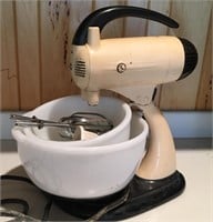 Vintage Stand Mixer, Bowls & Beaters